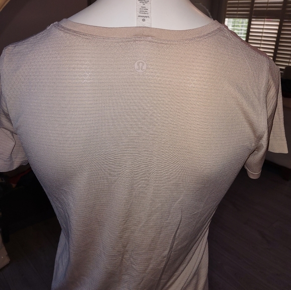 Lululemon pink tshirt - Picture 5 of 6
